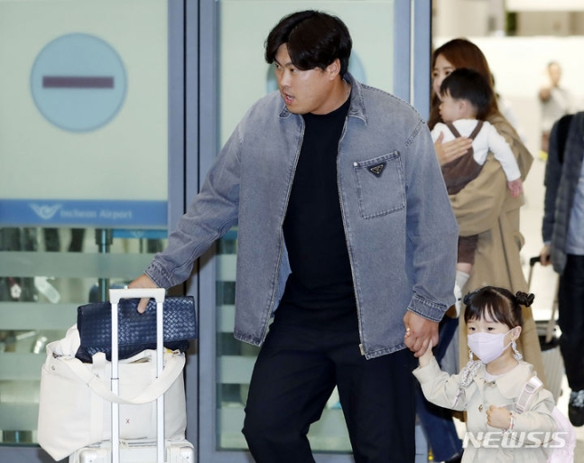 류현진이 딸의 손을 잡고 입국장을 통과하고 있다. /사진=뉴시스