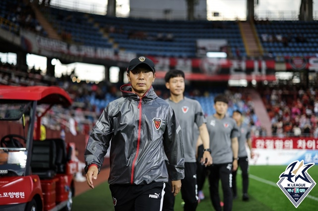 김기동 감독(왼쪽). /사진=한국프로축구연맹 제공