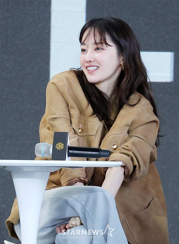 배우 전종서가 6일 오후 부산 해운대구 영화의 전당 야외무대에서 진행된 제28회 부산국제영화제 초청작 '발레리나' 오픈토크에 참석해 미소를 짓고 있다. 2023.10.06 /사진=김창현