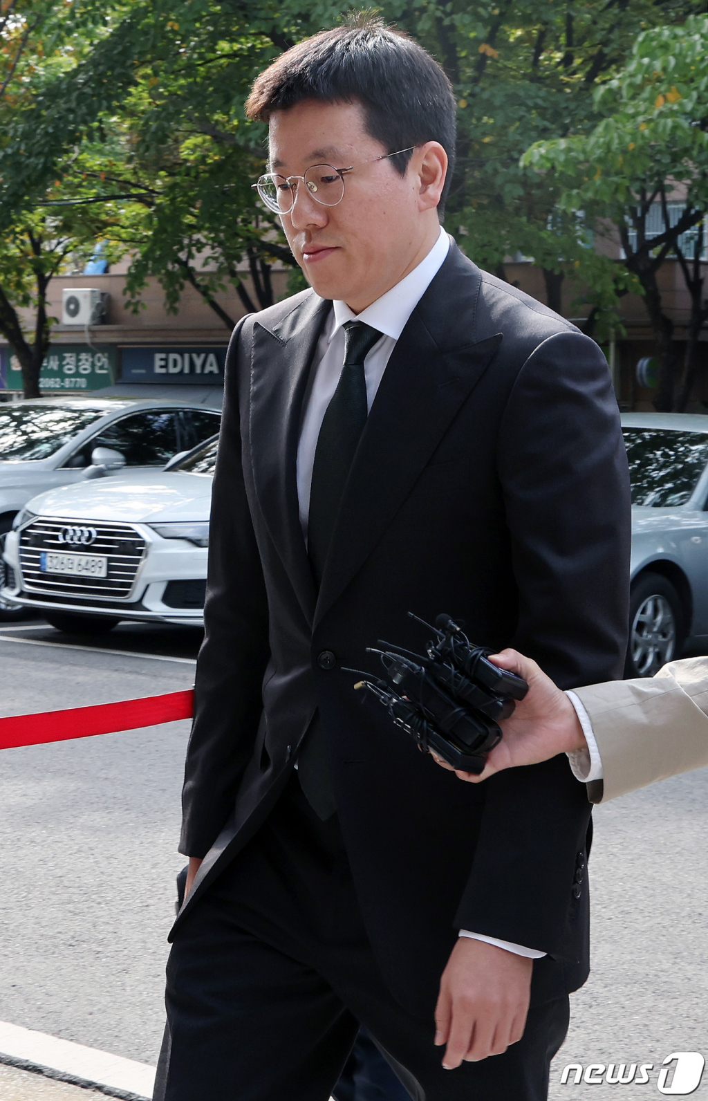 (서울=뉴스1) 이동해 기자 = 주가 시세조종 관여 의혹이 제기된 배재현 카카오 투자총괄대표가 18일 오후 구속 전 피의자심문(영장실질심사)을 받기 위해 서울 남부지방법원에 출석하고 있다. 2023.10.18/뉴스1 Copyright (C) 뉴스1. All rights reserved. 무단 전재 및 재배포, AI학습 이용 금지.