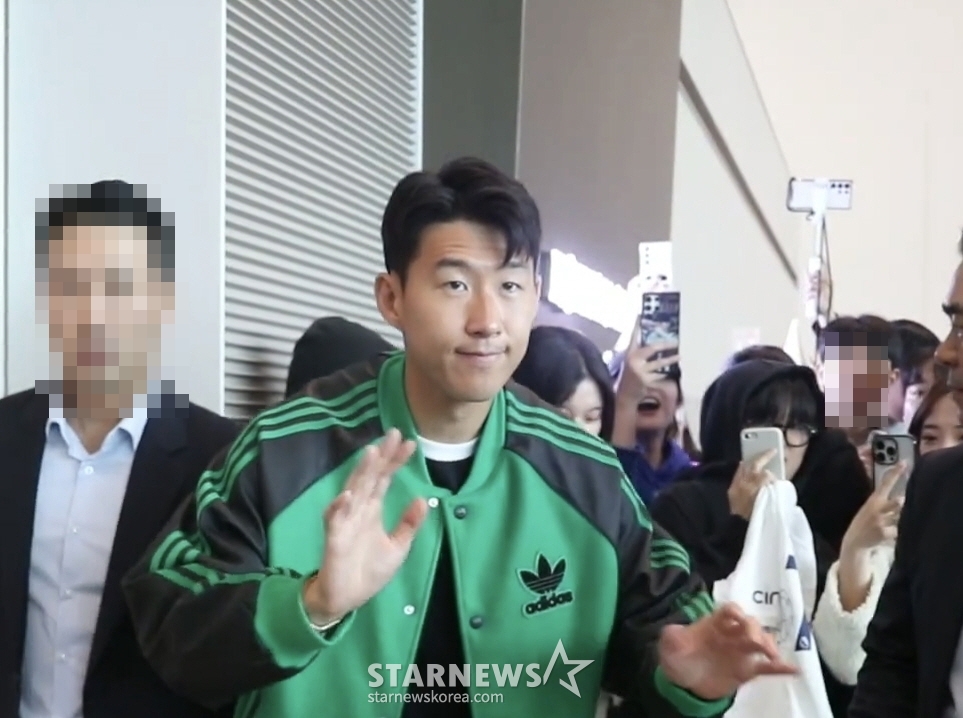 손흥민이 19일 오전 인천국제공항을 통해 영국 런던으로 출국하고 있다. /사진=임상균 기자
