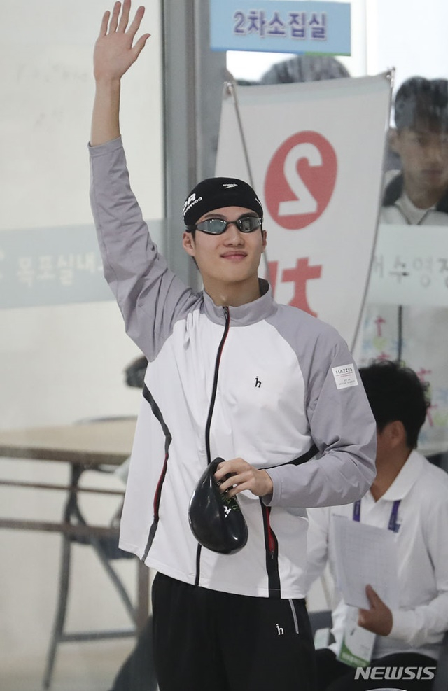 팬들에게 인사하는 황선우. /사진=뉴시스