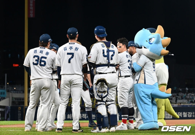 NC 선수단이 19일 창원NC파크에서 열린 2023 KBO 와일드카드 결정전 1차전을 앞두고 경기 준비를 하고 있다.