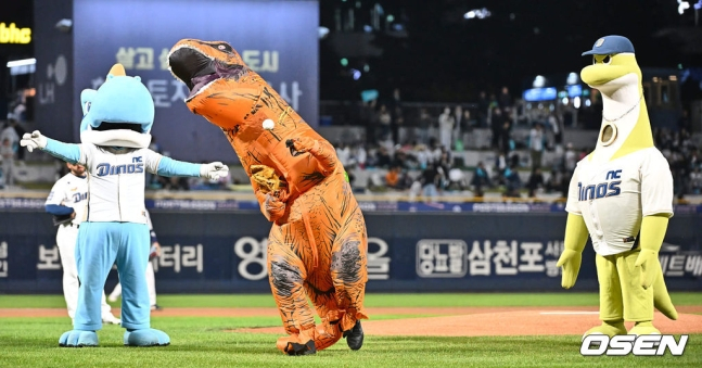 NC 팬 '공룡좌'가 19일 창원NC파크에서 열린 2023 KBO 와일드카드 결정전 1차전에서 시구하고 있다.