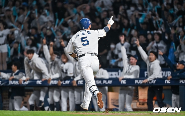 NC 서호철이 19일 열린 2023 KBO 와일드카드 결정전 1차전에서 4회 말 만루홈런을 터트린 뒤 세리머니를 하고 있다.