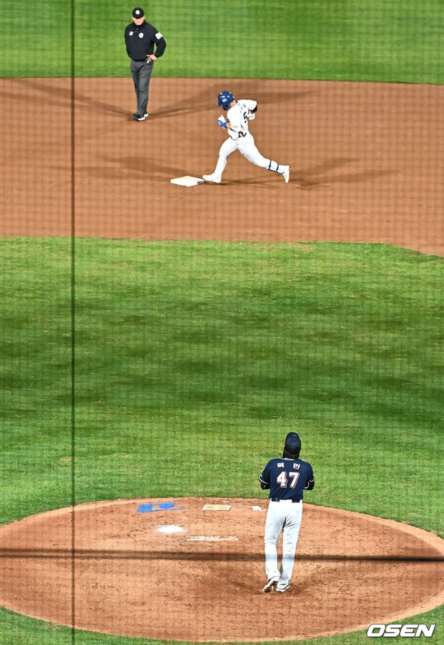 NC 서호철(위쪽)이 19일 열린 2023 KBO 와일드카드 결정전 1차전에서 4회 말 만루홈런을 터트린 뒤 그라운드를 돌고 있다.