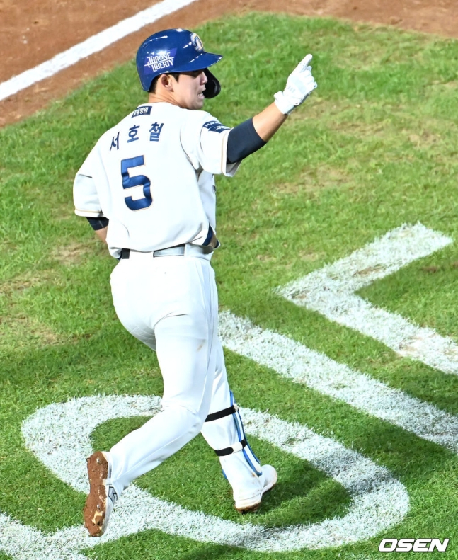 NC 서호철이 19일 열린 2023 KBO 와일드카드 결정전 1차전에서 4회 말 만루홈런을 터트린 뒤 손짓을 하며 기뻐하고 있다.
