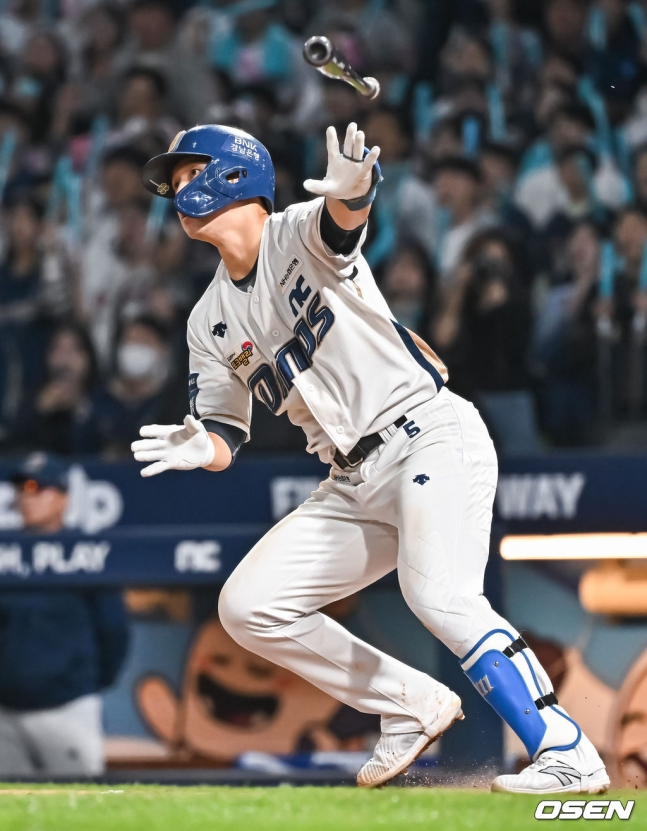 NC 서호철이 19일 열린 2023 KBO 와일드카드 결정전 1차전에서 7회 말 2타점 2루타를 터트리고 있다.