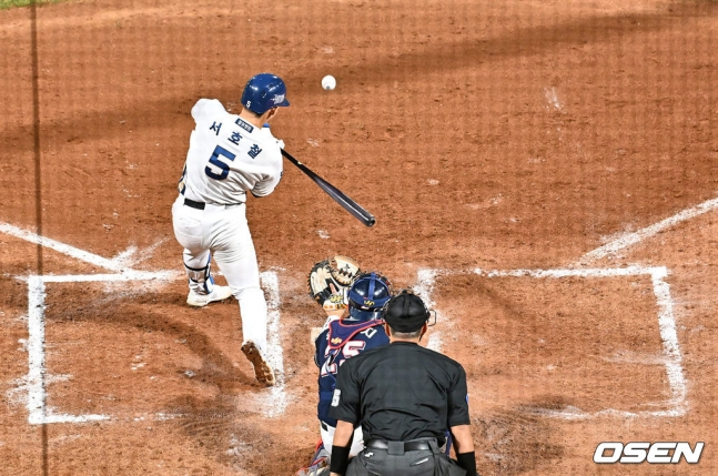 NC 서호철이 19일 열린 2023 KBO 와일드카드 결정전 1차전에서 7회 말 2타점 2루타를 터트리고 있다.