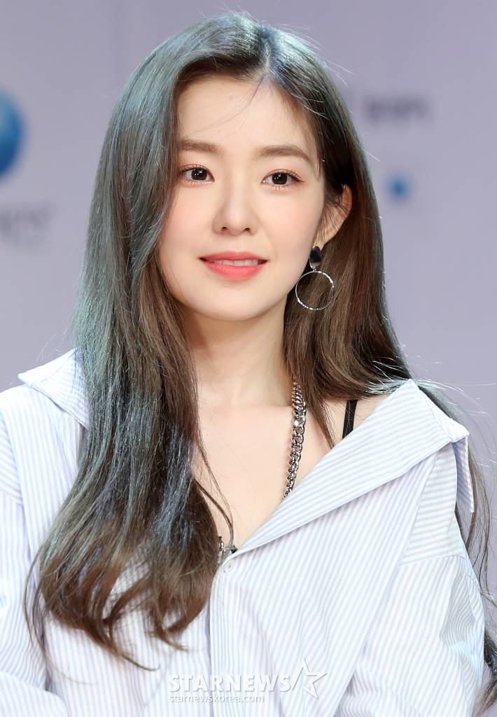 그룹 레드벨벳 아이린이 29일 오후 서울 강남구 일지아트홀에서 진행된 렌즈 브랜드 쿠퍼비전 아이린 팬사인회에 참석해 포즈를 취하고 있다. /사진=김휘선 기자 hwijpg@