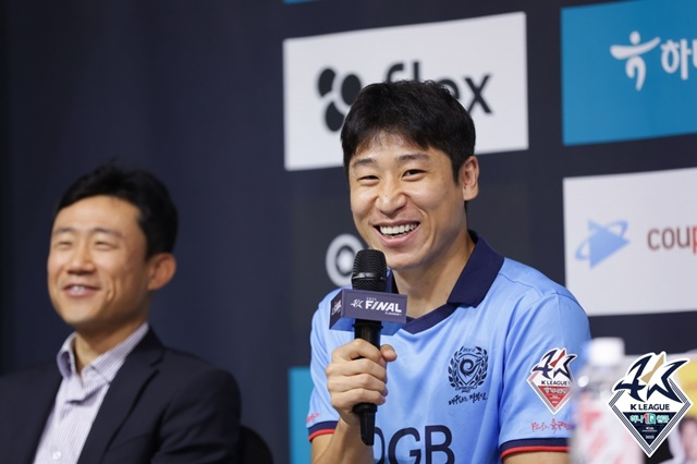 지난 18일 파이널A 미디어데이에 참석한 이근호(오른쪽). /사진=한국프로축구연맹 제공