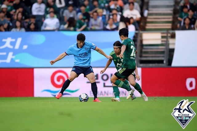 경기에 집중하는 이근호(왼쪽). /사진=한국프로축구연맹 제공