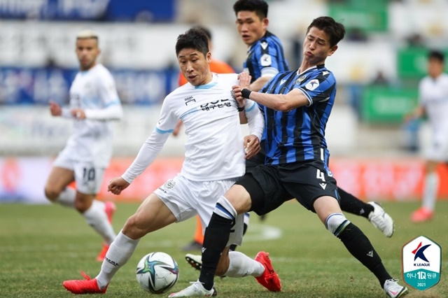 인천전에서 활약한 이근호(왼쪽). /사진=한국프로축구연맹 제공