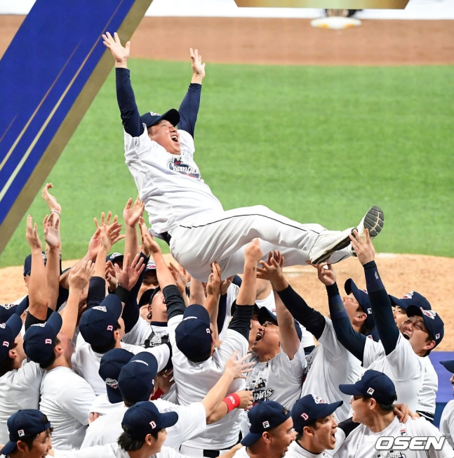 2019년 한국시리즈 우승을 차지한 뒤 김태형 감독이 두산 선수들로부터 헹가래를 받고 있다.