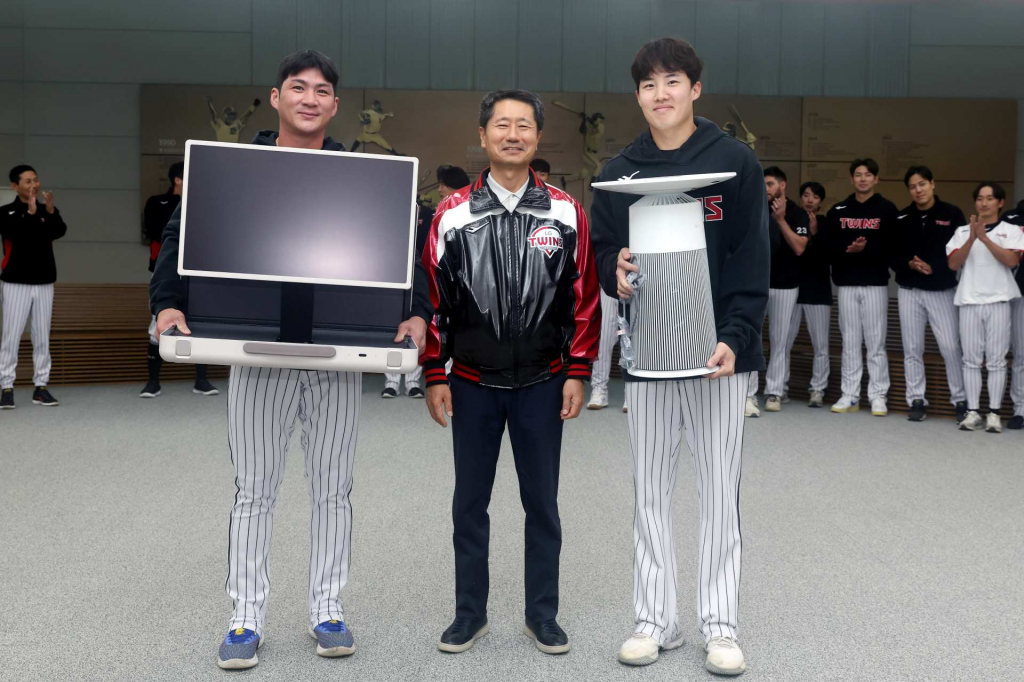 (왼쪽부터) LG 오지환과 김인석 LG 스포츠 대표이사, LG 임찬규. /사진=LG 트윈스 제공