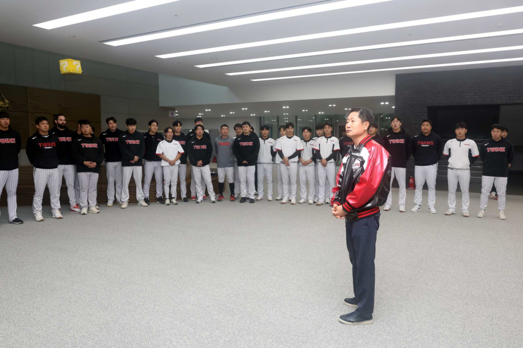김인석 LG 스포츠 대표이사가 19일 이천LG챔피언스파크 합숙훈련 현장을 찾아 선수단에 이야기를 전하고 있다. /사진=LG 트윈스 제공