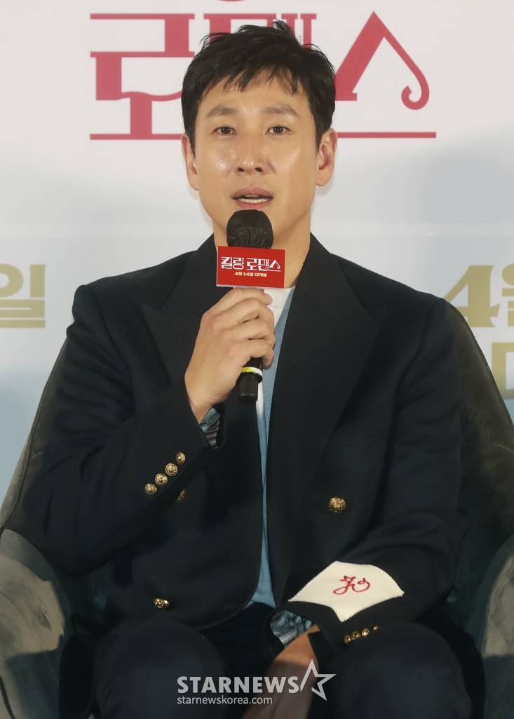 배우 이선균이 24일 오전 서울 광진구 롯데시네마 건대입구점에서 진행된 영화 '킬링 로맨스'(감독 이원석) 제작발표회에 참석해 질문에 답하고 있다. 섬나라 재벌 '조나단'(이선균)과 운명적 사랑에 빠져 돌연 은퇴를 선언한 톱스타 '여래'(이하늬)가 팬클럽 3기 출신 사수생 '범우'(공명)를 만나 기상천외한 컴백 작전을 모의하게 되는 이야기 '킬링 로맨스'는 4월 14일 개봉한다. /2023.03.24 /사진=이동훈 기자 photoguy@