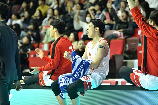동료들 응원하는 김선형(가운데). /사진=KBL 제공