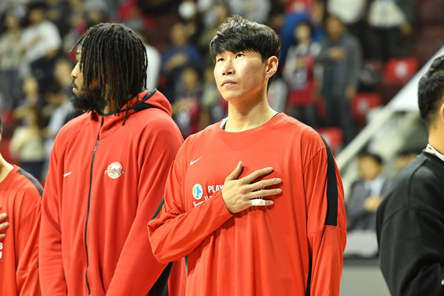 안양을 방문한 오세근(오른쪽). /사진=KBL 제공