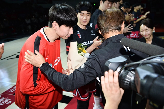 정관장의 챔피언 반지 전달식에 참여한 오세근(왼쪽). /사진=KBL 제공