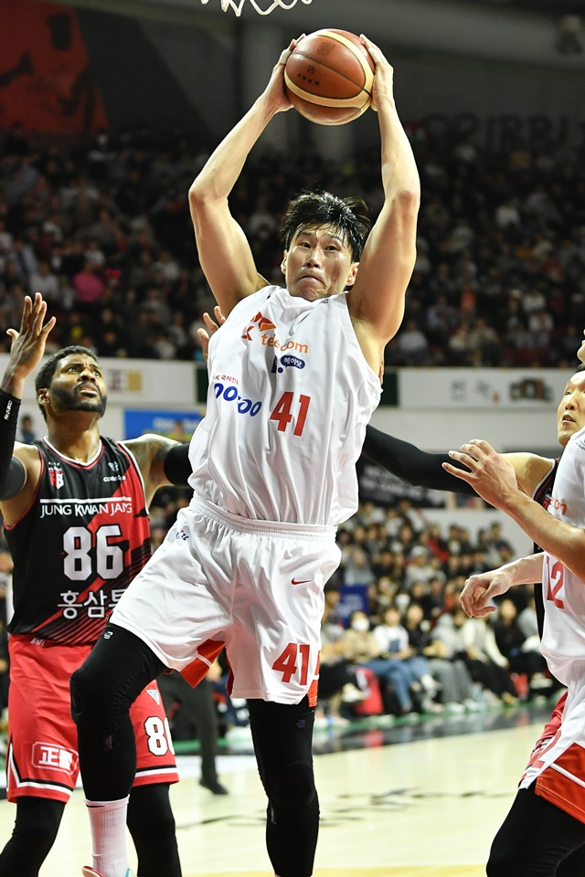 서울 SK 유니폼을 입은 오세근의 플레이. /사진=KBL 제공