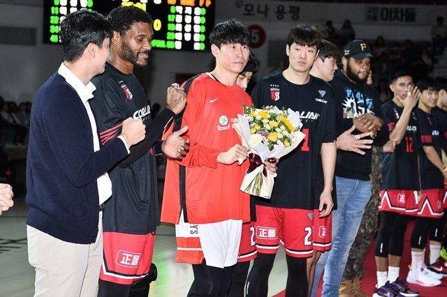 정관장의 챔피언 반지 전달식에 참여한 오세근(가운데). /사진=KBL 제공