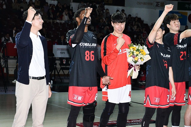 오세근(가운데). /사진=KBL 제공