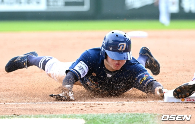 NC 박민우가 22일 인천 SSG 랜더스필드에서 열린 2023 KBO 준플레이오프 1차전 9회 초 마틴 타석에서 3루 베이스를 훔치고 있다.