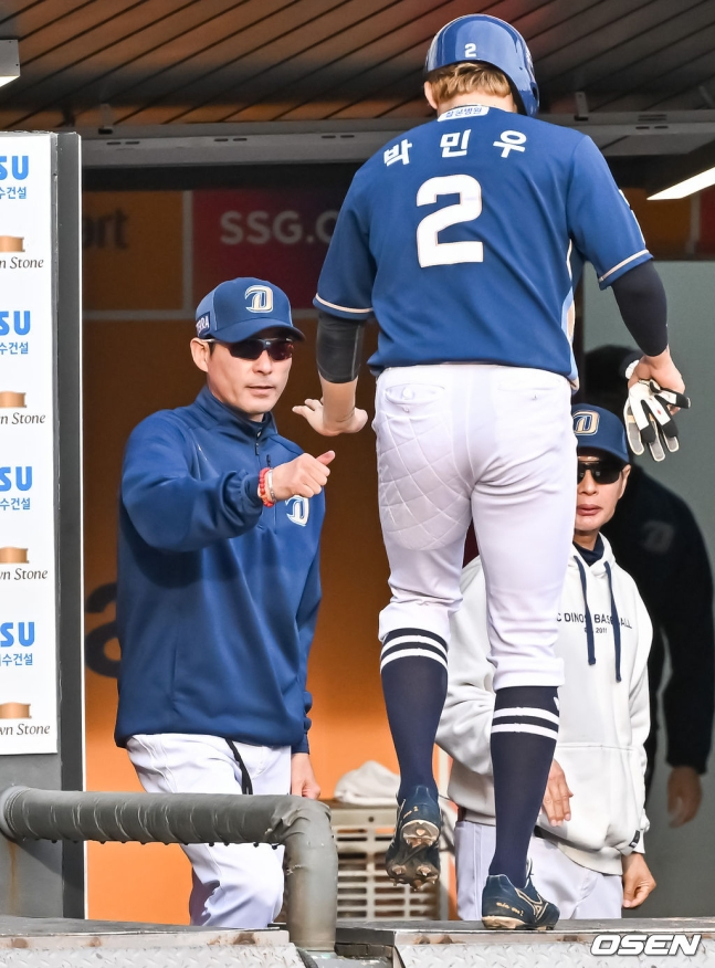강인권 NC 감독(왼쪽)이 22일 인천 SSG 랜더스필드에서 열린 2023 KBO 준플레이오프 1차전 9회 초 마틴의 적시타 때 득점에 성공한 박민우와 하이파이브를 하고 있다.