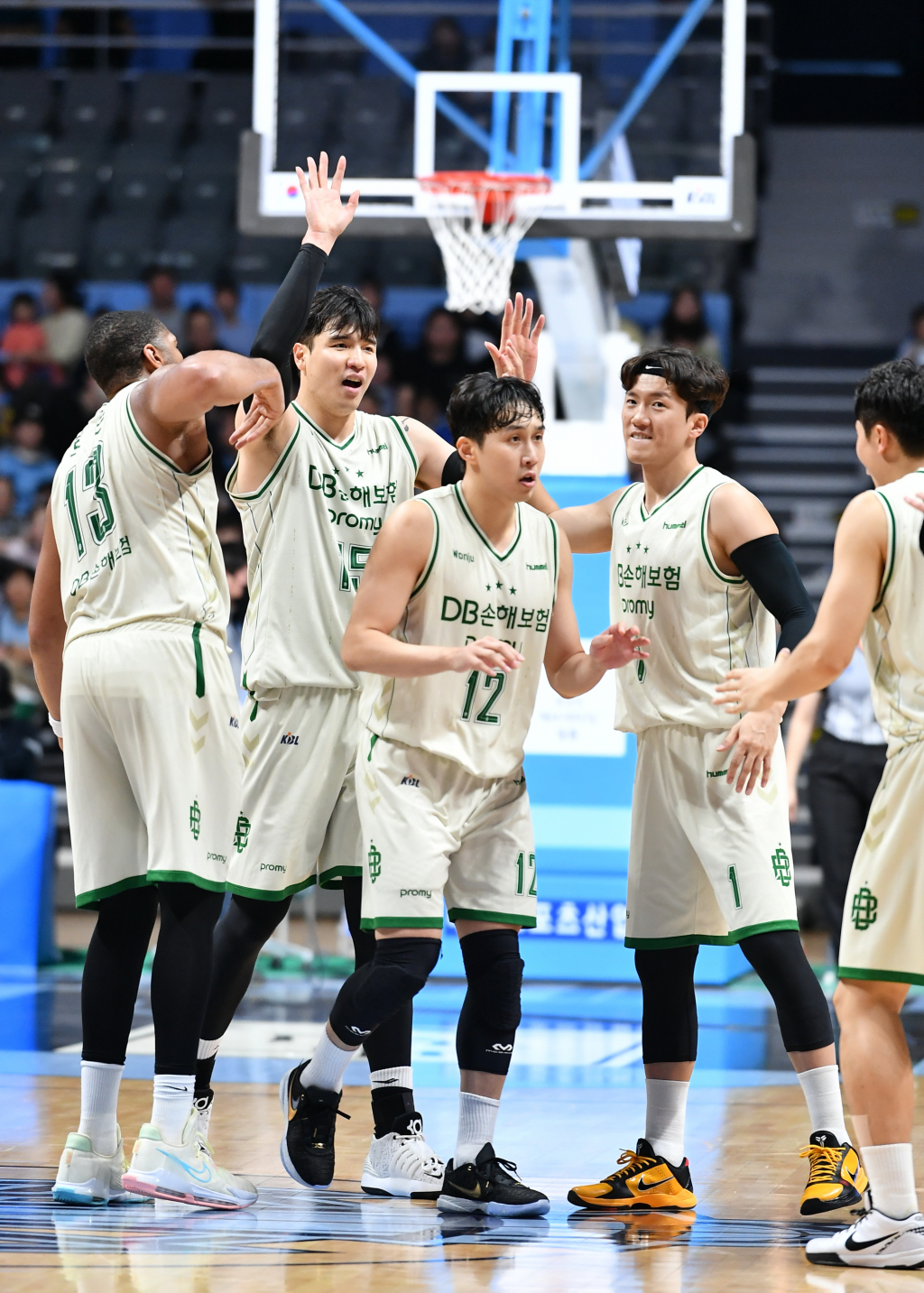 기뻐하는 원주 DB 선수들. /사진=KBL 제공