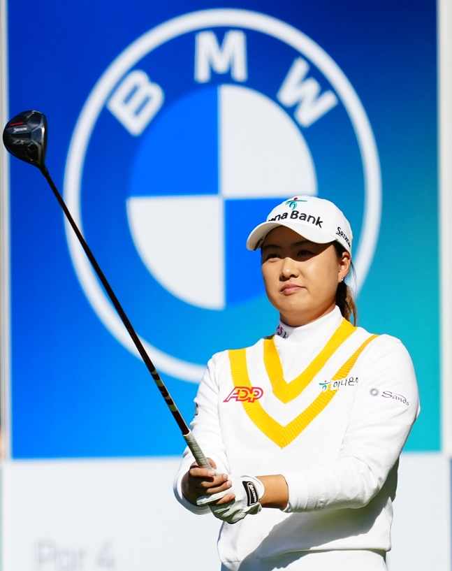 티샷 방향을 설정하고 있는 이민지. /사진=BMW 코리아