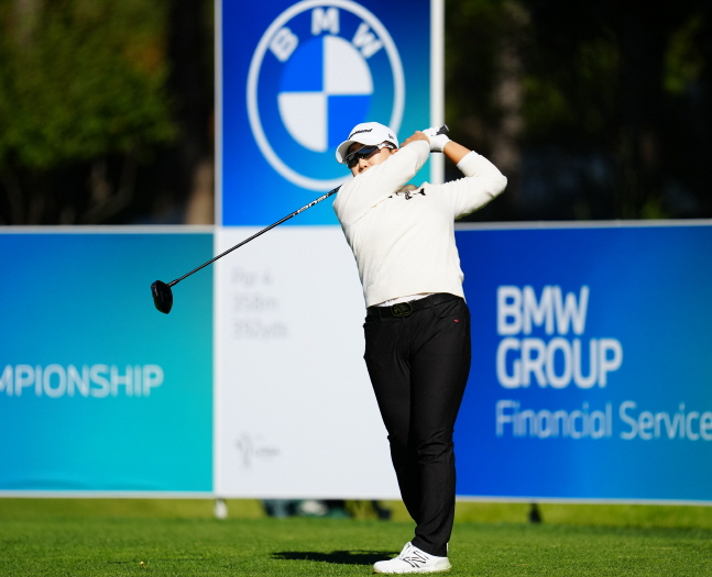 티샷하는 신지애. /사진=BMW 코리아