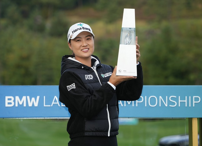 이민지가 22일 LPGA BMW 코리아 우승 트로피를 들어올리고 있다. /사진=BMW 코리아