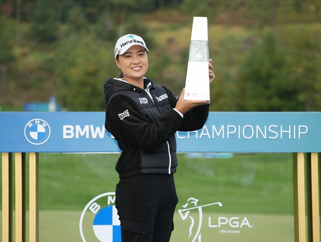 이민지가 우승 트로피를 들고 환히 웃고 있다. /사진=BMW 코리아
