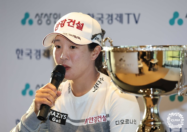 임진희가 22일 KLPGA 상상인·한국경제TV 오픈에서 우승한 뒤 인터뷰를 하고 있다. /사진=KLPGT