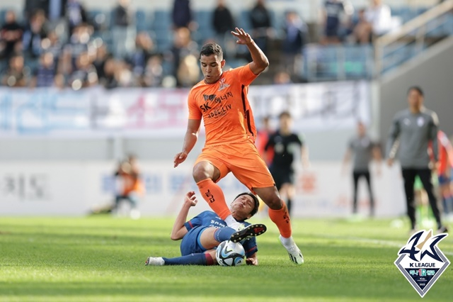 제주 유나이티드 공격수 유리 조나탄(오른쪽). /사진=한국프로축구연맹 제공