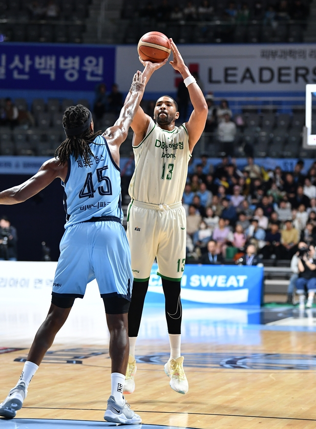 슛하는 디드릭 로슨(가운데). /사진=KBL 제공