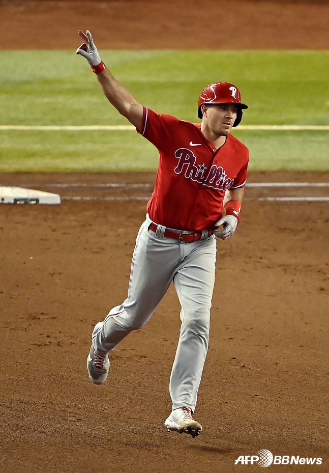 필라델피아의 J.T.리얼무토가 22일(한국시간) 2023 메이저리그 포스트시즌 NLCS 5차전 8회초 투런포를 날리고 그라운드를 돌고 있다./AFPBBNews=뉴스1