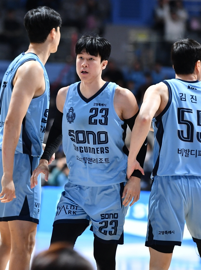 전성현(가운데). /사진=KBL 제공
