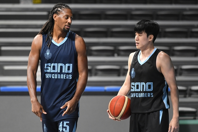 재로드 존슨(왼쪽)과 전성현. /사진=KBL 제공