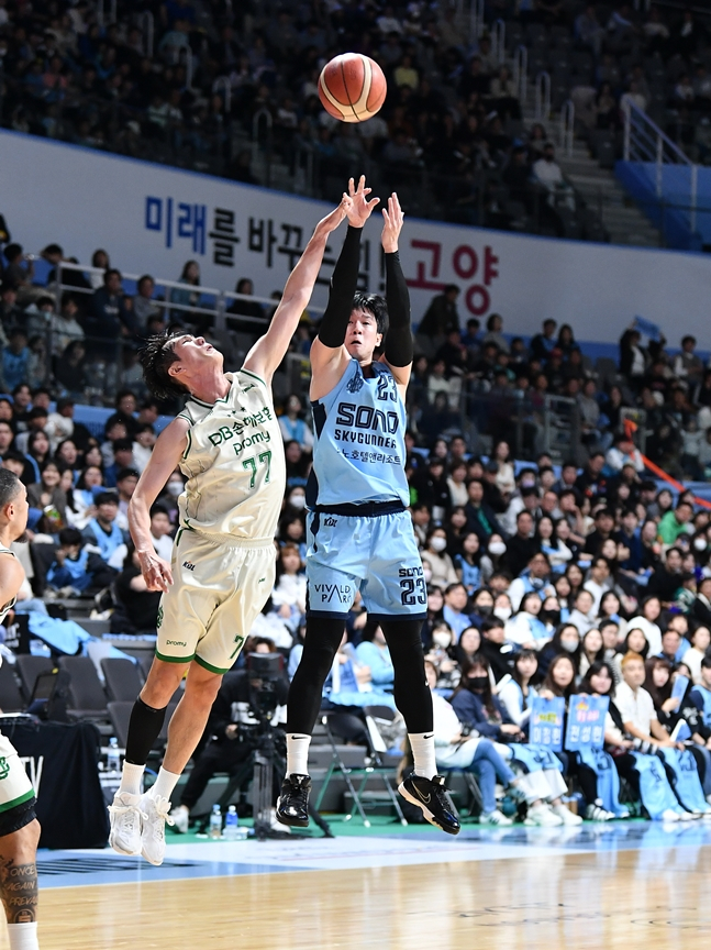 전성현(가운데). /사진=KBL 제공