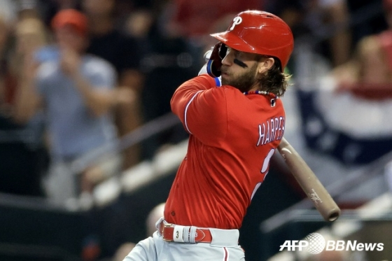 하퍼가 22일(한국시간) NLCS 5차전 1회초 안타를 때리고 있다. /AFPBBNews=뉴스1