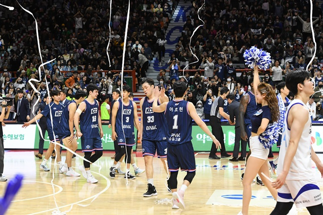 22일 많은 관중들 앞에서 홈 승리를 거둔 KCC 선수들. /사진=KBL