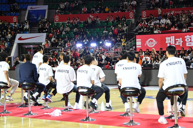 경기장을 가득 메운 팬들 앞에서 인사를 하는 SK 선수들. /사진=KBL