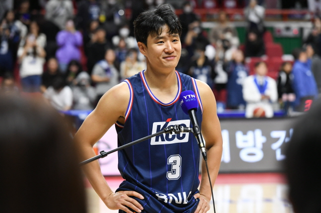 승리 후 인터뷰를 하는 KCC 스타 허웅. /사진=KBL