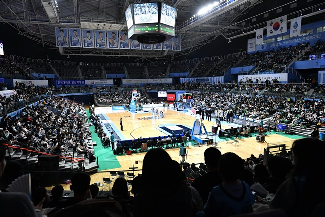 5000명 이상이 경기장을 찾은 고향체육관. /사진=KBL
