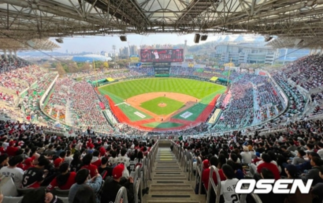 프로야구는 올 시즌 역대 4번째로 800만 관중 시대를 맞았다.