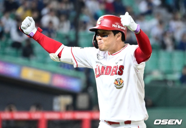 SSG 한유섬이 23일 인천 SSG 랜더스필드에서 열린 NC 다이노스와 2023 KBO 준플레이오프 2차전에서 4회 말 투런 홈런을 터트리고 세리머니를 하고 있다.