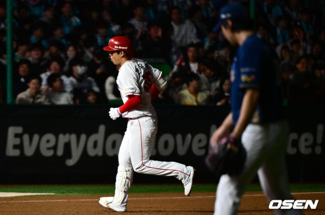 SSG 한유섬(왼쪽)이 23일 인천 SSG 랜더스필드에서 열린 NC 다이노스와 2023 KBO 준플레이오프 2차전에서 4회 말 투런 홈런을 터트리고 그라운드를 돌고 있다.