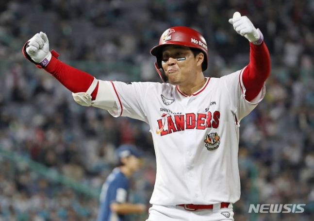 SSG 한유섬이 23일 인천 SSG 랜더스필드에서 열린 NC 다이노스와 2023 KBO 준플레이오프 2차전에서 4회 말 투런 홈런을 터트리고 환호하고 있다. /사진=뉴시스